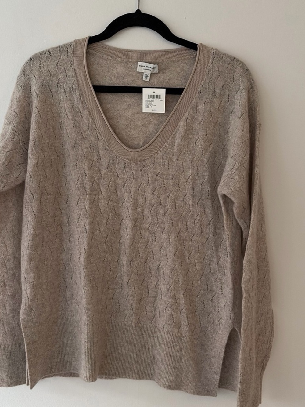 Club Monaco Women's cashmere v neck sweater